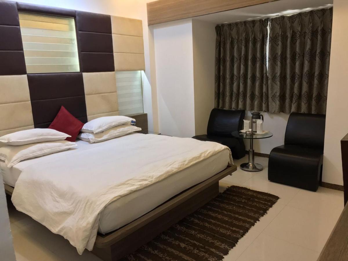 Pearl Hotel & Banquets אחמדאבאד מראה חיצוני תמונה